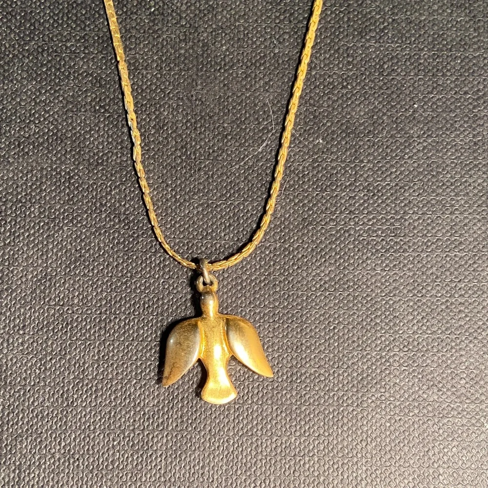 Vintage 70s 1970s Gold Bird CHARM Holy Spirit Dove of PEACE Pendant Necklace - Picture 3 of 6